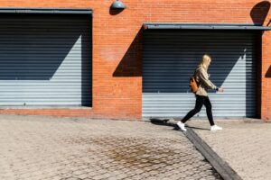 ウォーキングをする人のイメージ